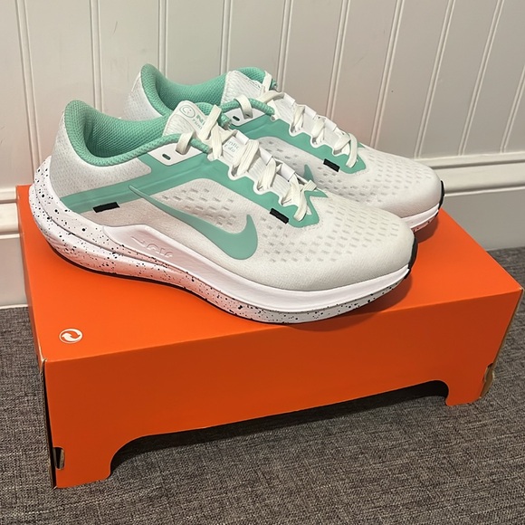 Nike Air Winflo 10 FN7106-100 Womens White/Emerald Rise Black Running Shoes Sz 6 - Picture 3 of 11